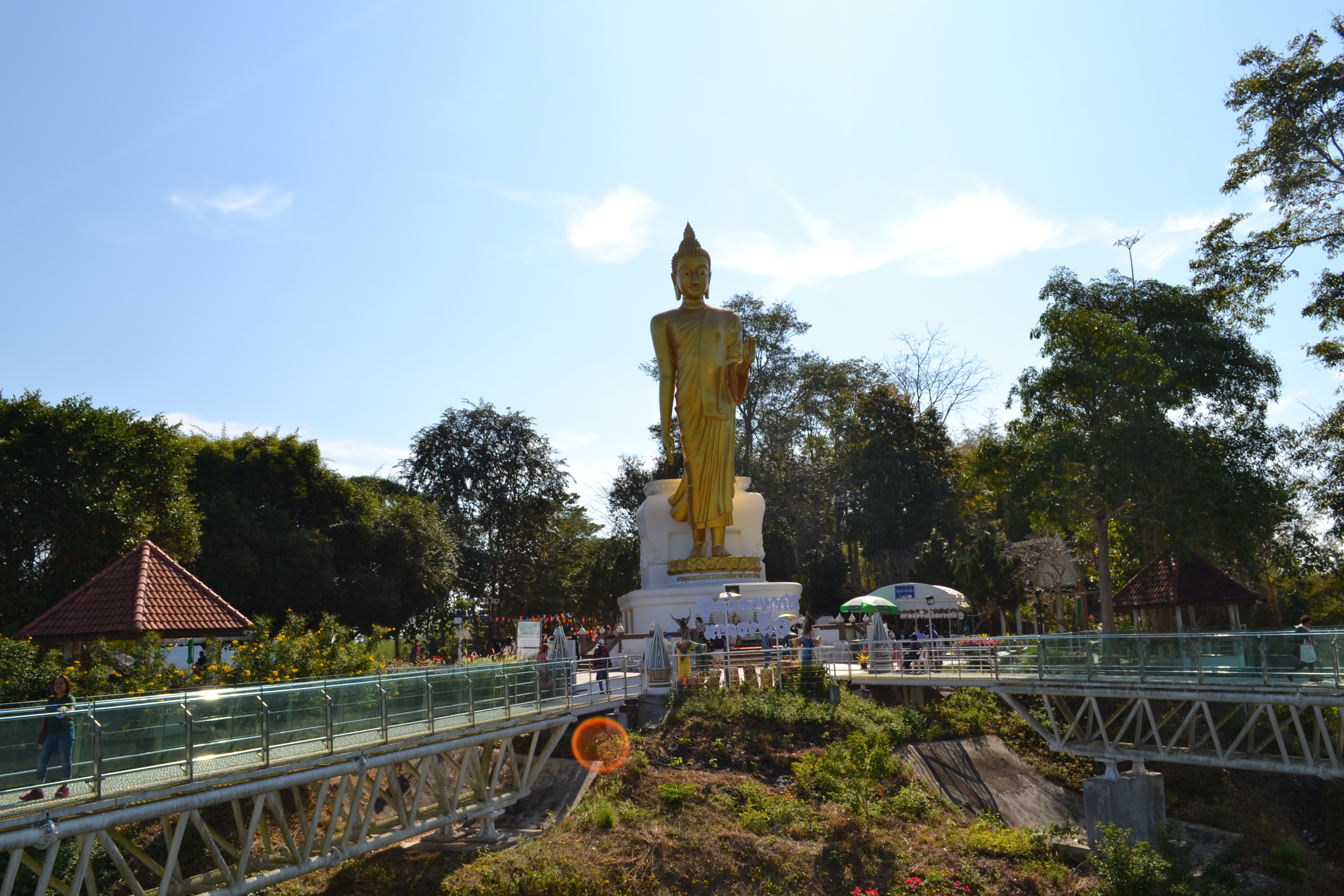 Buddha und Skywalk bei Chiang Khan